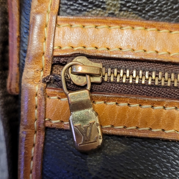 Authentic Louis Vuitton Crossbody Messenger Bag (Bosphore) - Picture 3 of 12